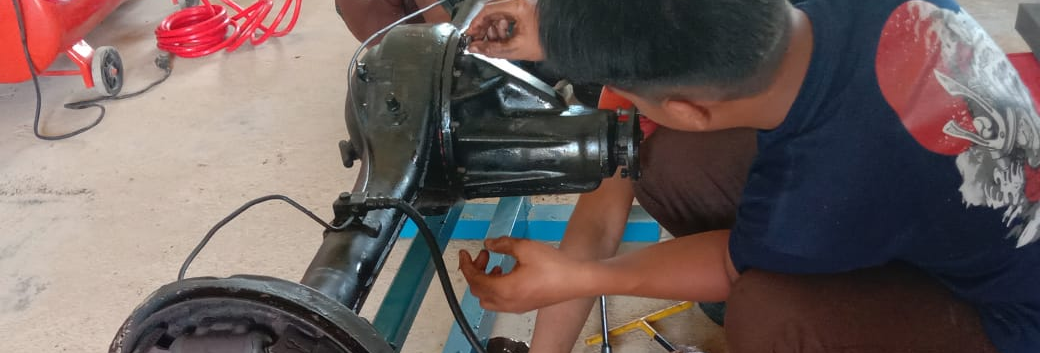 Praktik peserta didik Teknik Kendaraan Ringan Otomotif